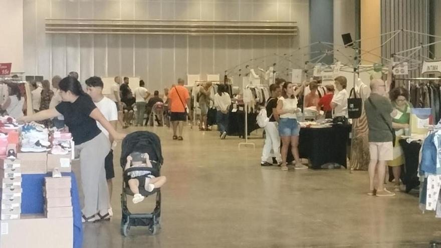 El Centre Polivalent de Oliva se llena con la  Fira de les Super-Rebaixes organizada por ACCO