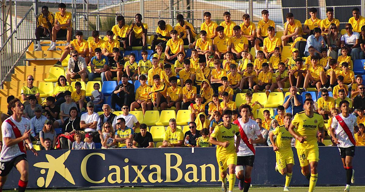Mucho ambiente en las gradas del Mini Estadi con la presencia de canteranos.