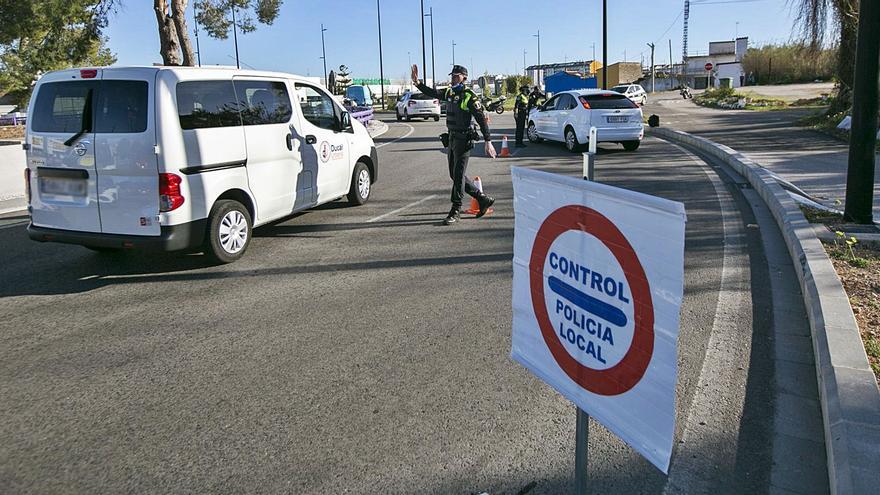 Control de la Policía Local de Gandia durante el primer fin de semana de cierre perimetral. | ÀLEX OLTRA