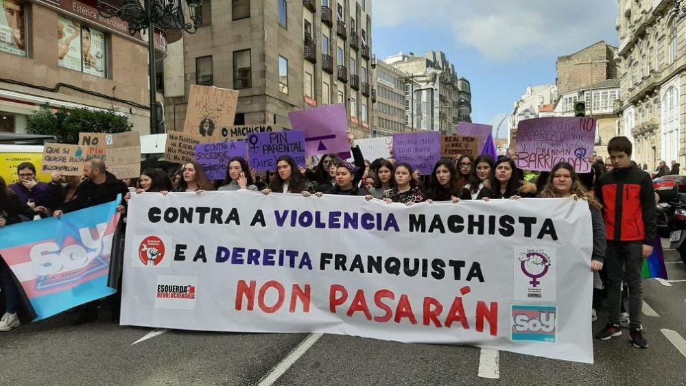 Las jóvenes viguesas se ponen en pie: "Tú, machista, estás en nuestra lista". // Marta G. Brea | Borja Melchor