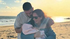 Anabel Pantoja y David Rodríguez con su hija Alma en la playa.