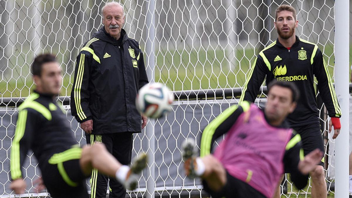 Vicente del Bosque dirige a sus jugadores durante un entrenamiento de la selección española en Curitiba