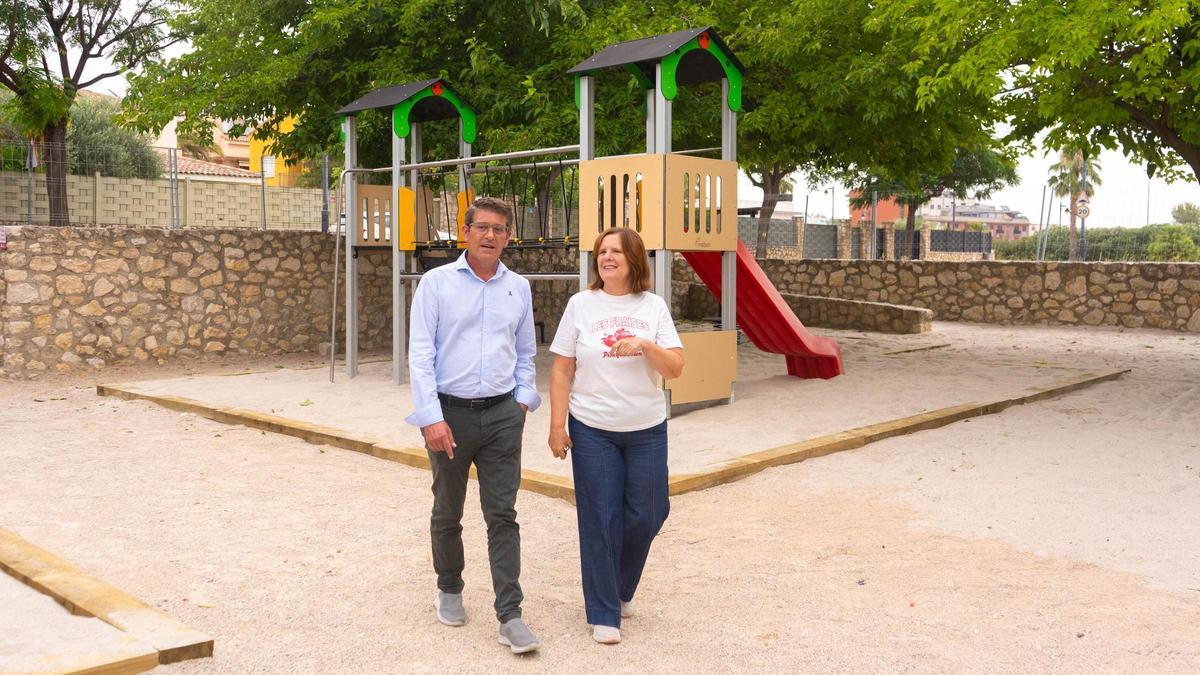 El alcalde y la regidora de Parques y Jardines de Ontinyent, en la visita a una de las áreas de juegos infantiles.