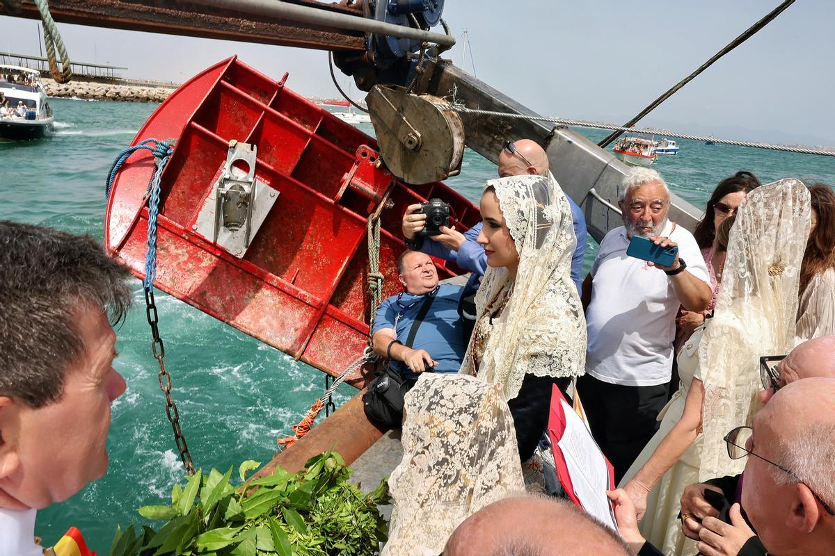 Carmen y Marta acompañan la procesión marinera del Carmen Carmen y Marta acompañan la procesión marinera del Carmen