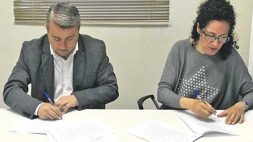 El alcalde Virgilio Moreno y la consellera Margalida Puigserver firmando el acuerdo.