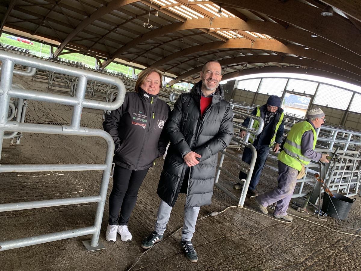 Ángel García y la concejala Ana Nosti en el mercado de la Pola.