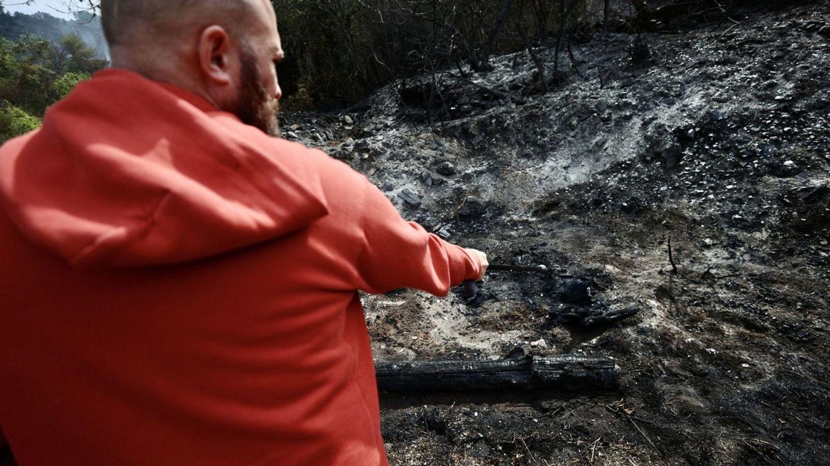 Crónica desde la tierra quemada por el fuego intencionado que puso Ibias (Asturias) en jaque: una "explosión" y pánico en la piscina