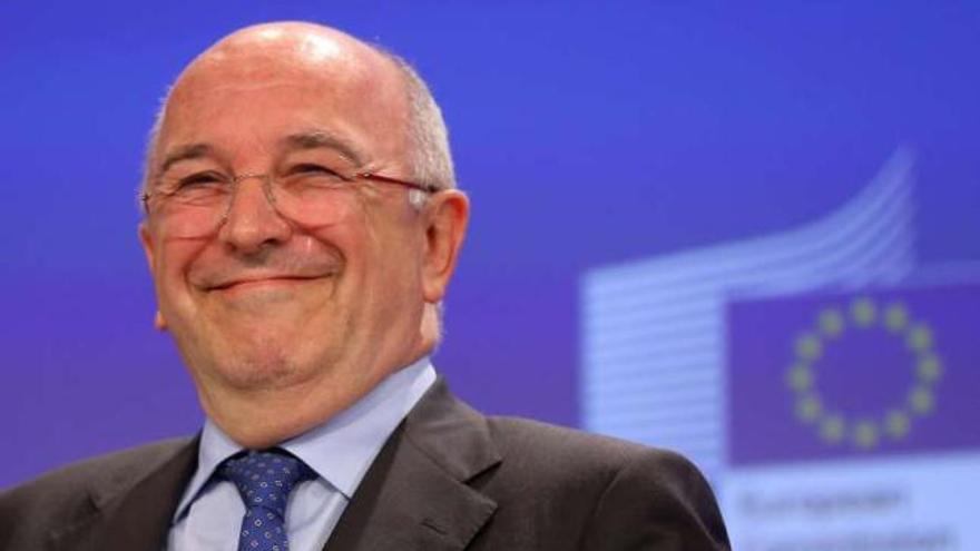 El comisario Joaquín Almunia se ríe durante una comparecencia en Bruselas el pasado noviembre.  // Efe