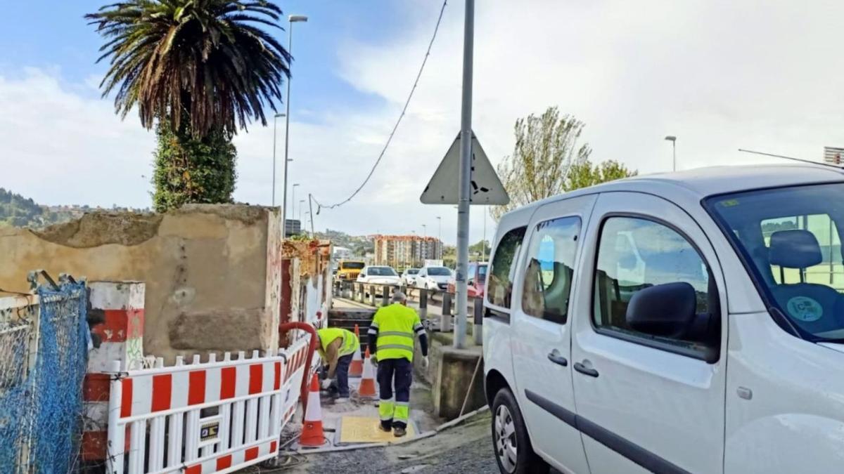 Operarios ayer con los trabajos de soterramiento del cableado ante Casa Carnicero.  |  // L.O.