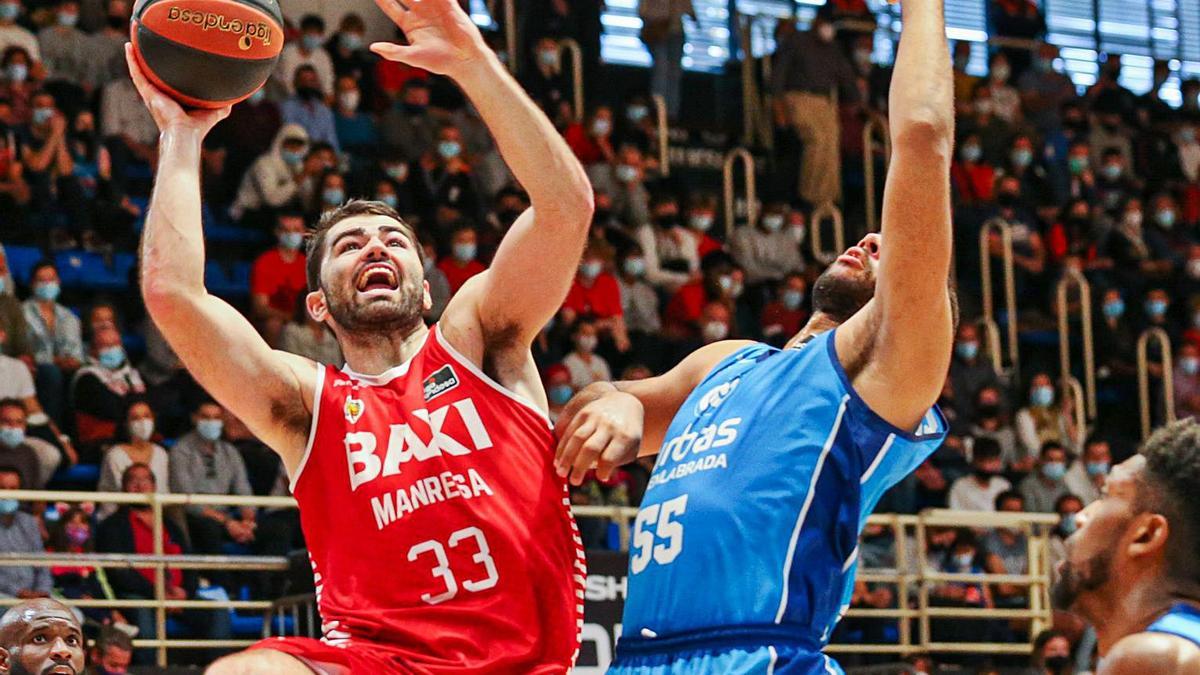 Luke Maye, davant de Cheatham, va disputar el seu millor partit amb la camiseta del Baxi | ALBA PACHECO/ACB PHOTO