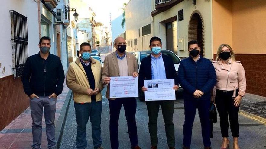 El alcalde de Cártama, Jorge Gallardo, y el diputado Cristóbal Ortega, con los planos del parking en Cártama Estación.