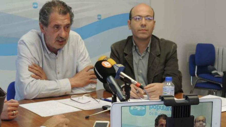 Juan Dúo y José Manuel Salvador en la rueda de prensa del PP, ayer al mediodía.