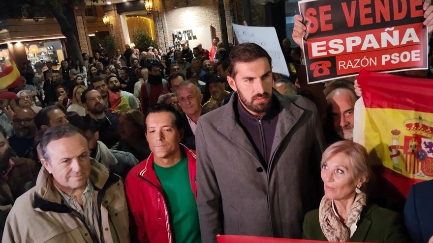 La crispación coge fuerza de nuevo ante la sede del PSOE regional: &quot;¡Socialistas, terroristas!&quot;