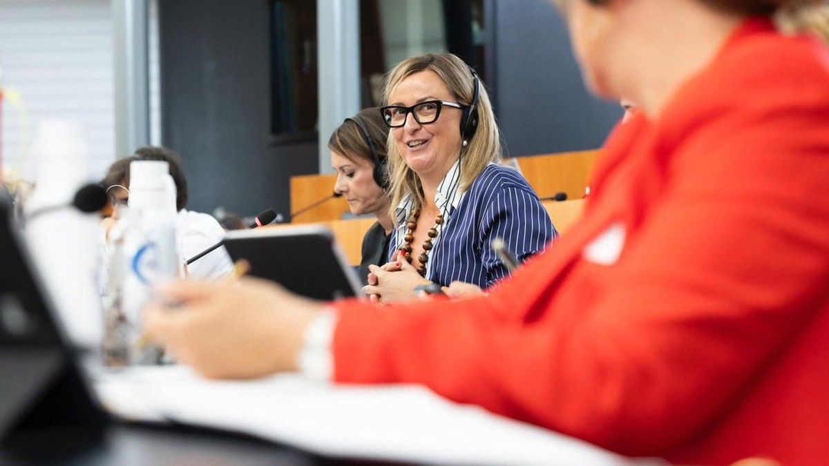La presidenta de la Asamblea de Extremadura, Blanca Martín en la reunión en Bruselas