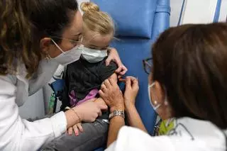 Pediatras animan a vacunar a los niños: hay tantos ingresados por gripe como mayores de 65 años