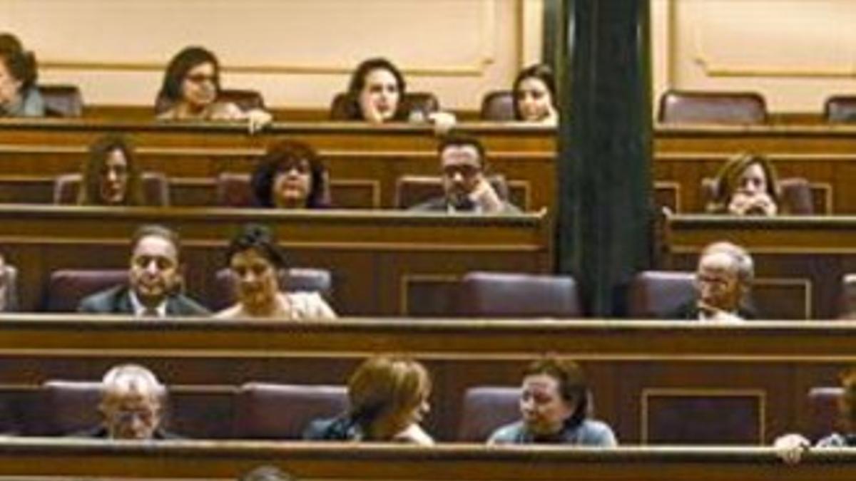 La socialista Luisa Carcedo indica a los diputados el voto negativo a la moción, ayer.