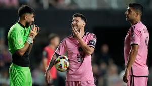 Messi y Suárez se lamentan en el duelo frente a Newells