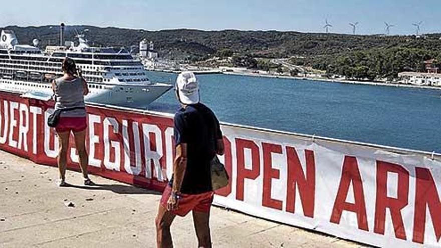 Carteles colocados en el puerto de Maó (Menorca) para recibir a los migrantes a bordo del barco de Proactiva &#039;Open Arms&#039;.