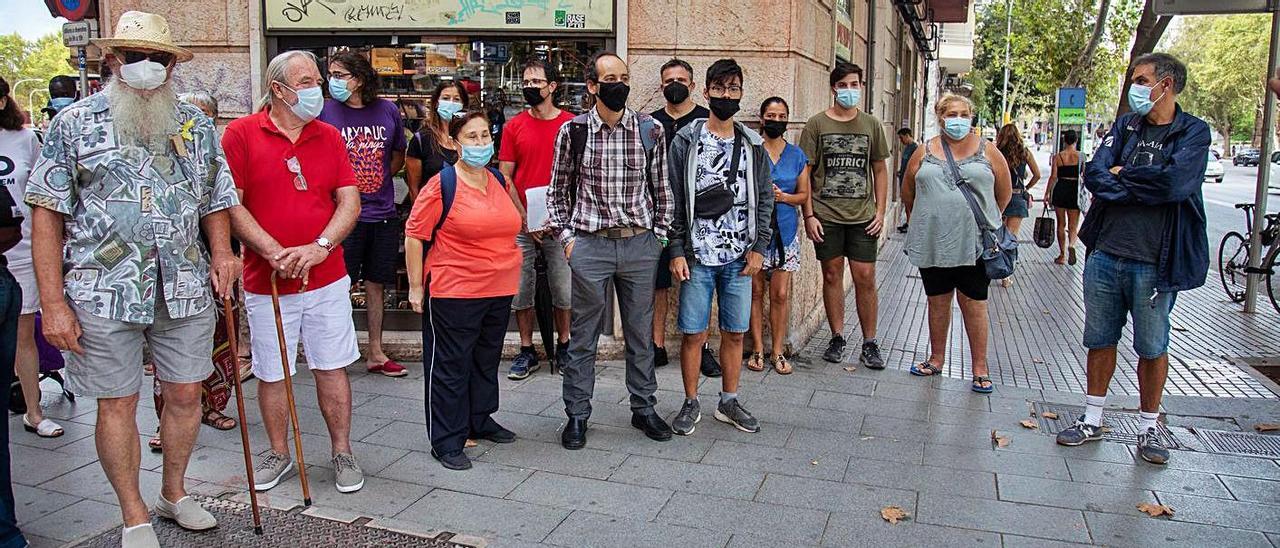 Joan Segura, en el centro de los asistentes a la protesta ante los juzgados. | GUILLEM BOSCH