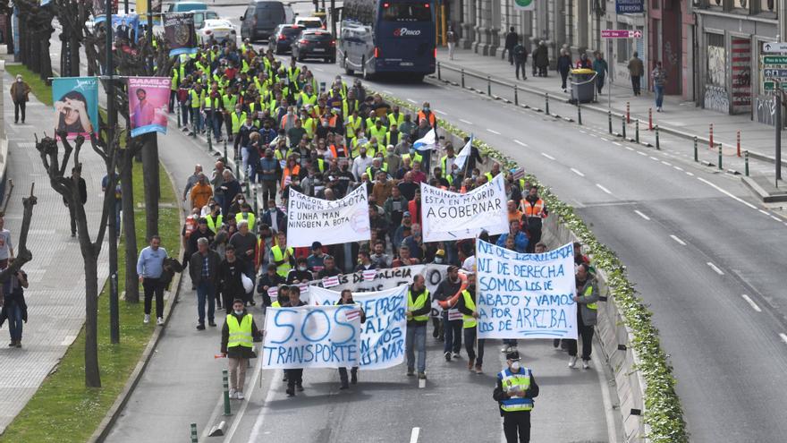 Más de 200 transportistas salen a la calle en A Coruña para exigir soluciones a la subida de los combustibles