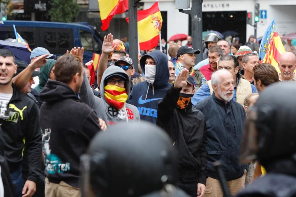 9 d'Octubre: Tensión en las manifestaciones en el centro de València