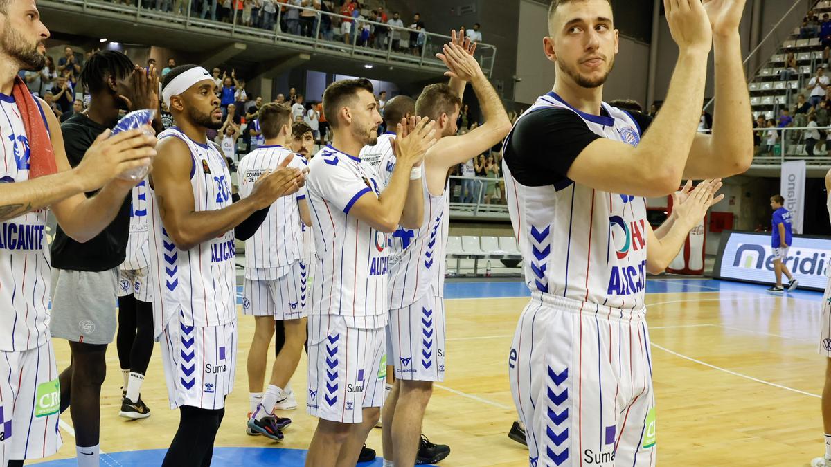 Los jugadores saludan al final del partido.