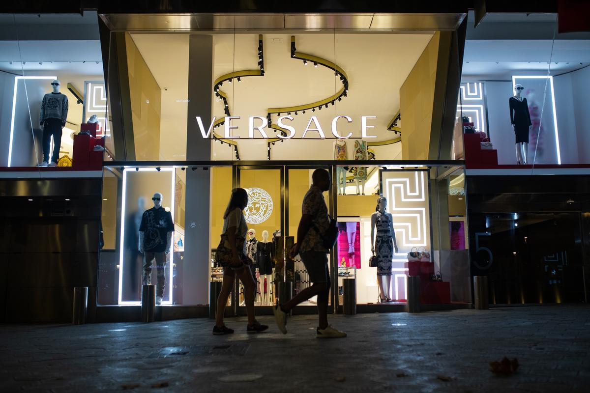 La enésima excentricidad de Versace: la falda con efecto tanga