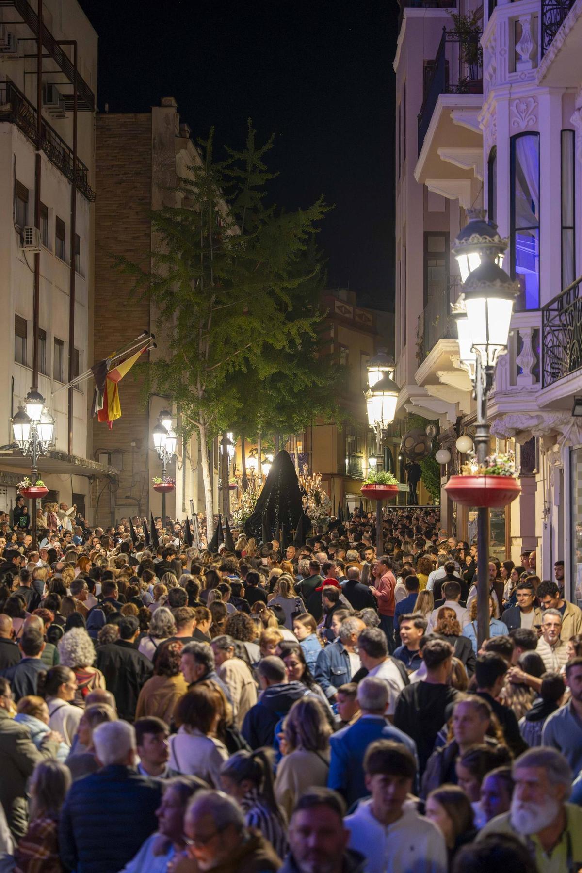 Fotogalería | Miles de fieles acompañan a la Soledad en su procesión más sobria por el Casco Antiguo de Badajoz Fotogalería | Miles de fieles acompañan a la Soledad en su procesión más sobria por el Casco Antiguo de Badajoz