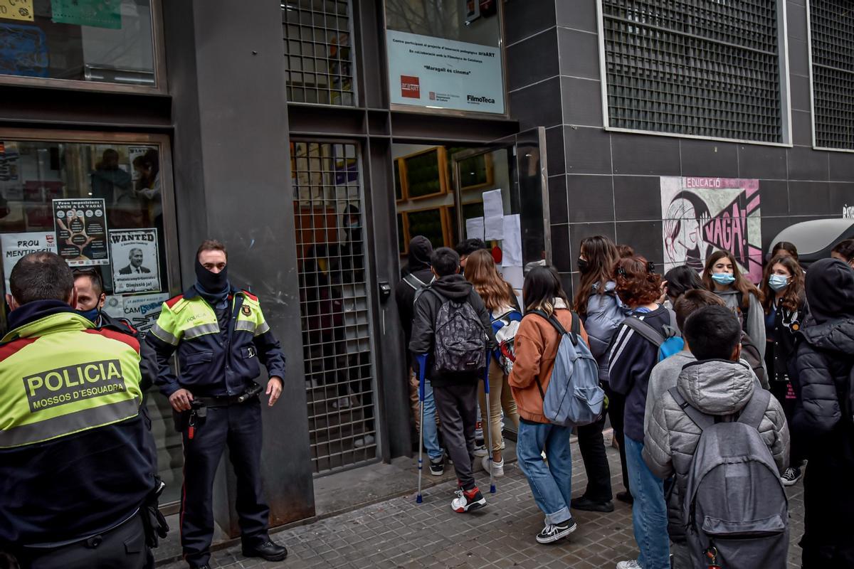 Policía en la puerta de un instituto en Barcelona.