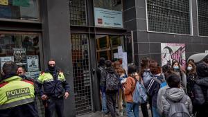 Policía en la puerta de un instituto en Barcelona.
