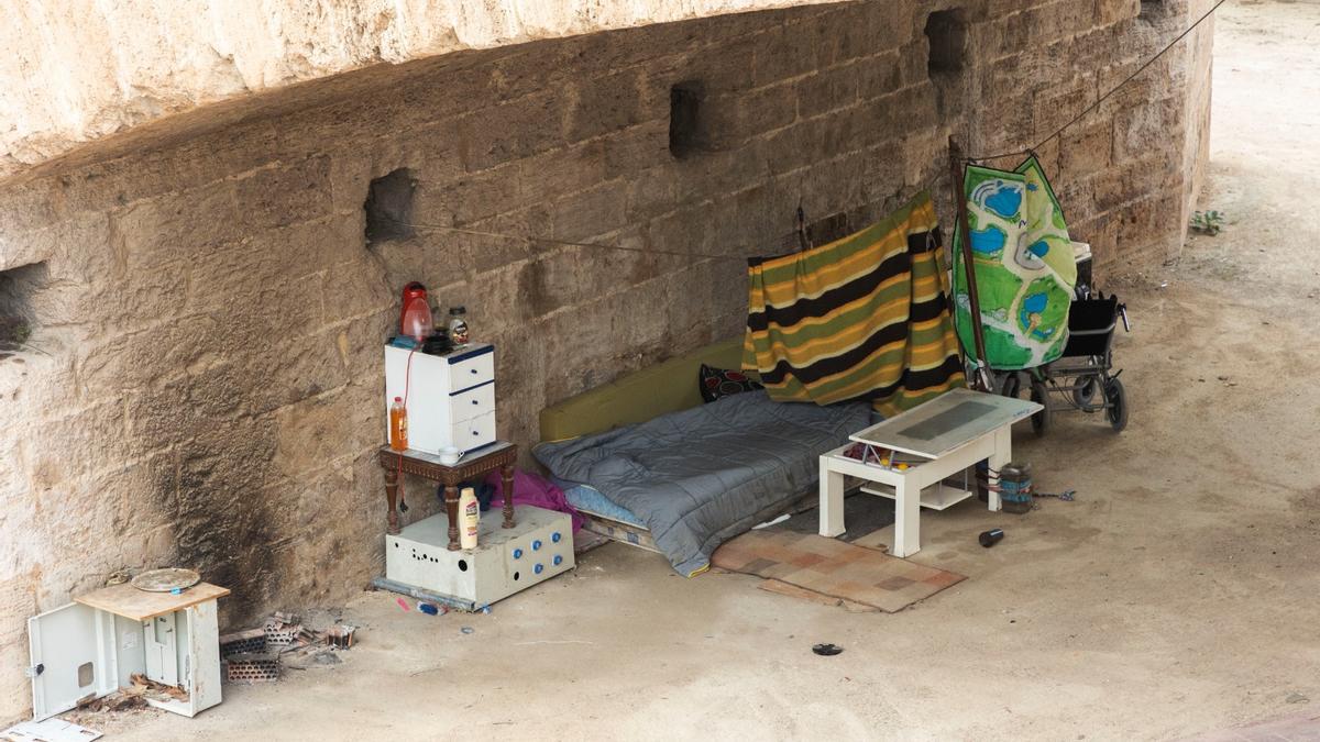 Enseres de una persona sin hogar afincada en el antiguo cauce del Turia