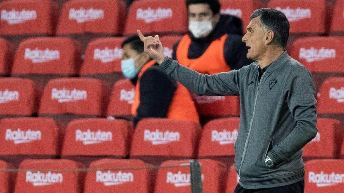 José Luis Mendilibar durante su último partido en el Camp Nou con el Eibar