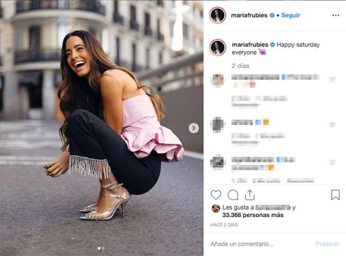 La 'influencer' María Fernández Rubíes con top con volante rosa de Zara y pantalones con flecos joya de Uterqüe