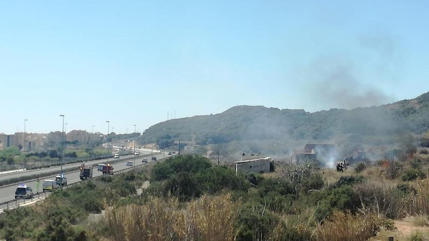 Un incendio arrasa 400 metros cuadrados de matorral junto a la N-332 en Guardamar