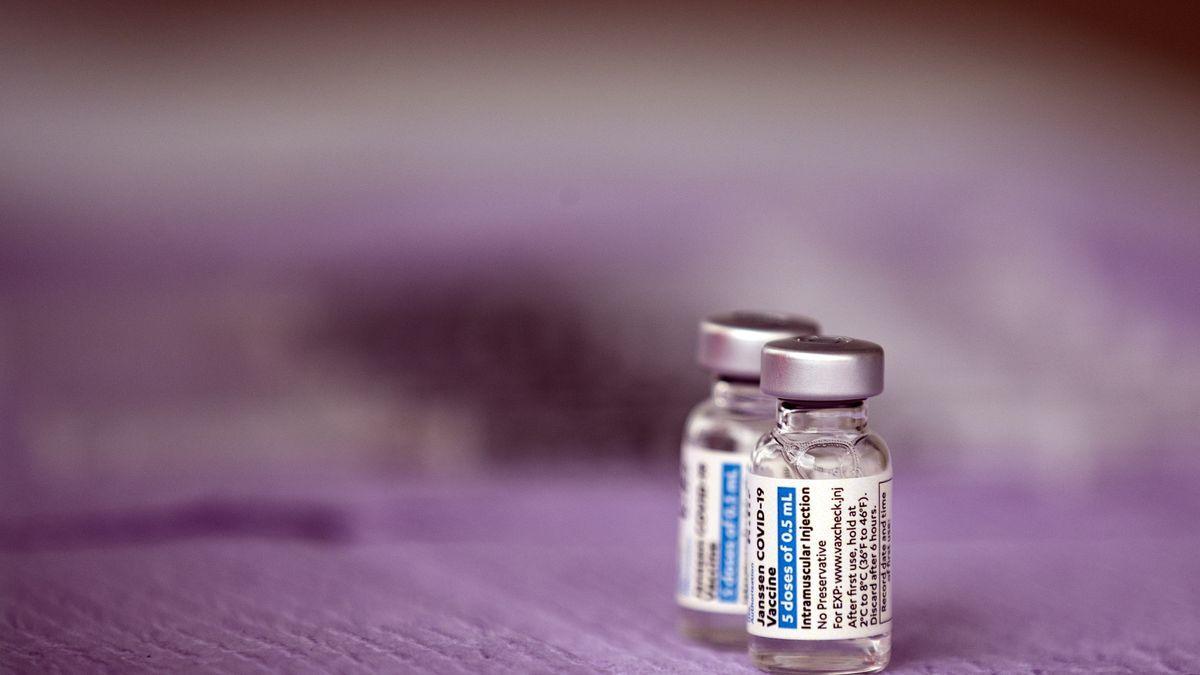 Un par de viales de la vacuna de Janssen.