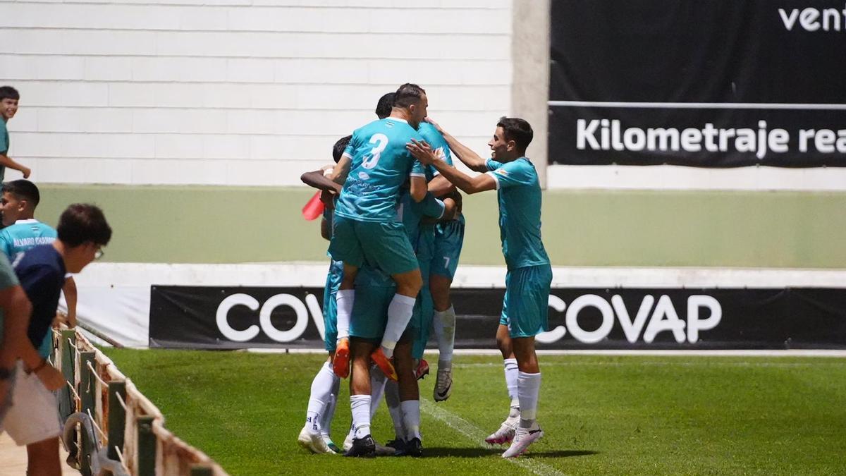 Los futbolistas del CD Pozoblanco celebran su gol ante el Utrera en la Copa RFAF.