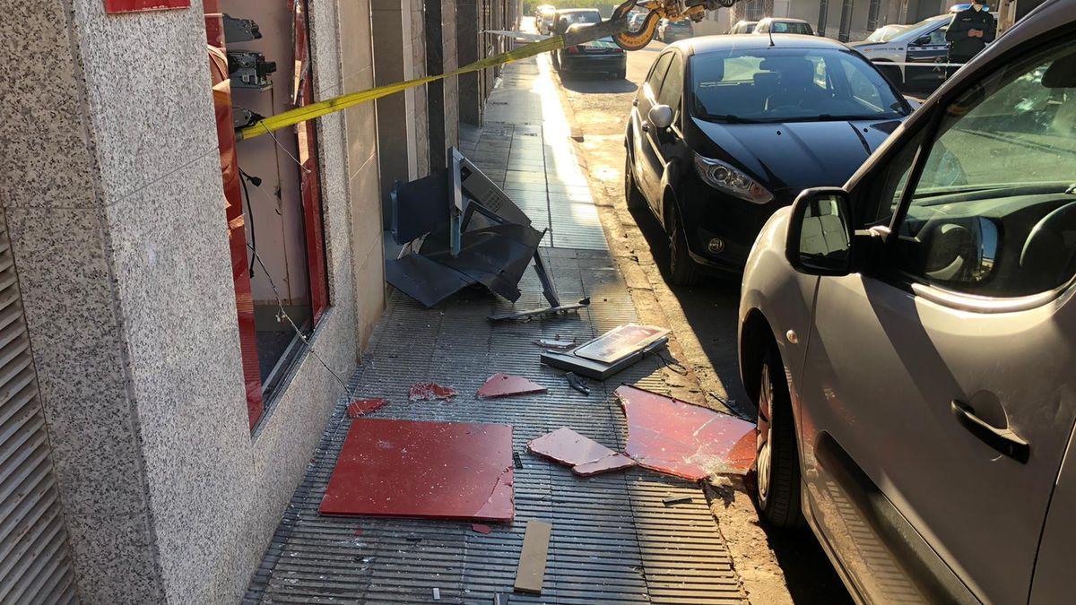 Estado en el que ha quedado el cajero tras arrancarlo con el camión grúa.