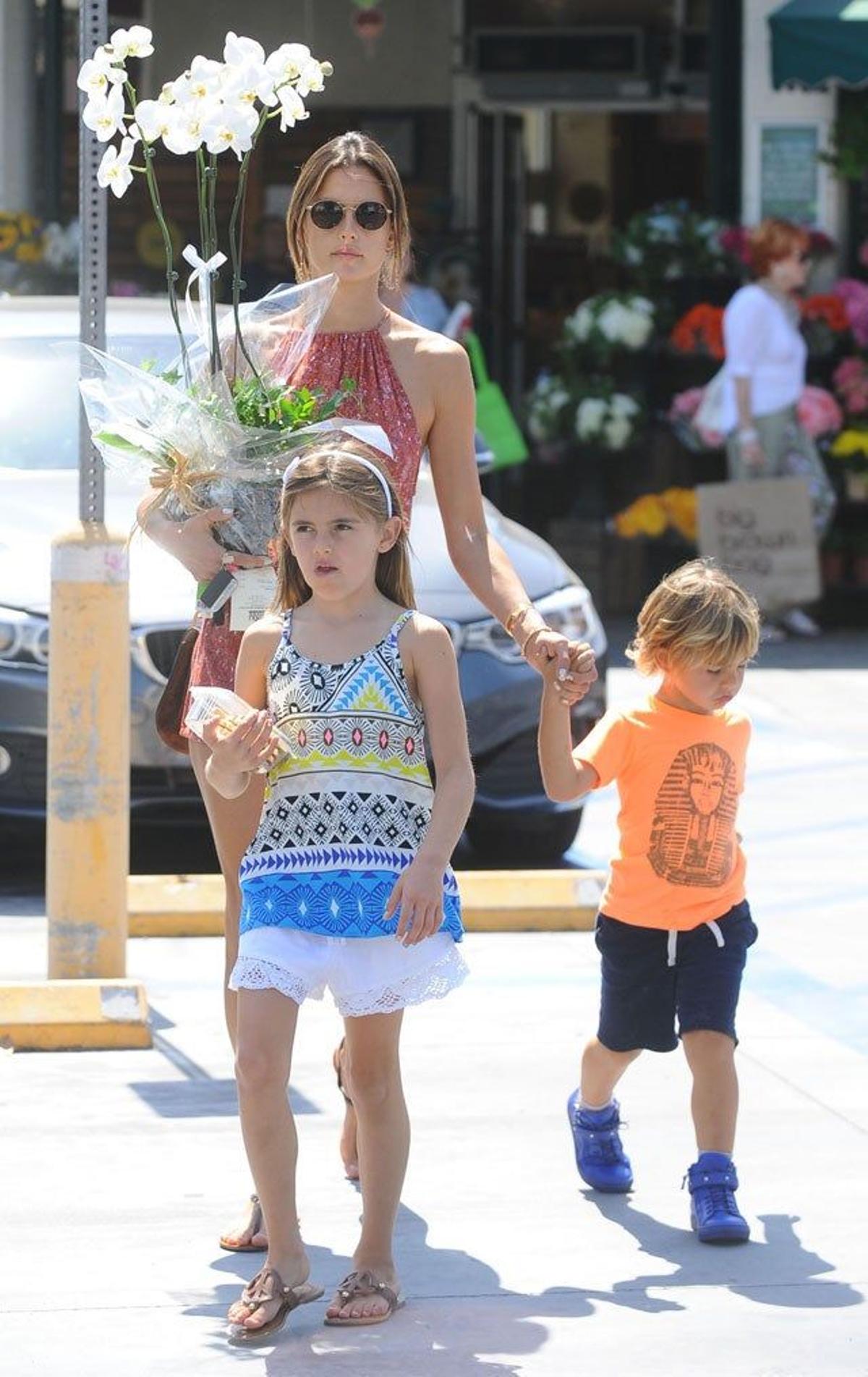 Alessandra Ambrosio, de compras con sus hijos por Santa Mónica