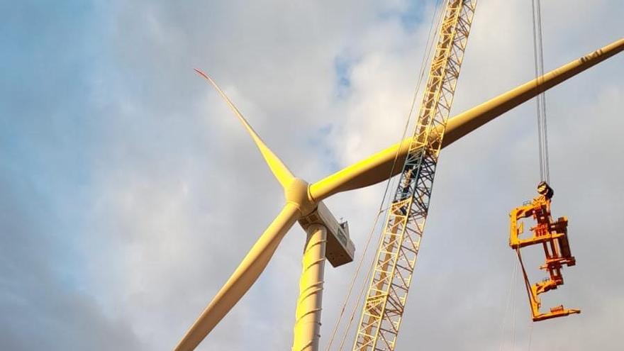 Supervisión del proceso de montaje de un molino de viento que forma parte de un parque eólico.
