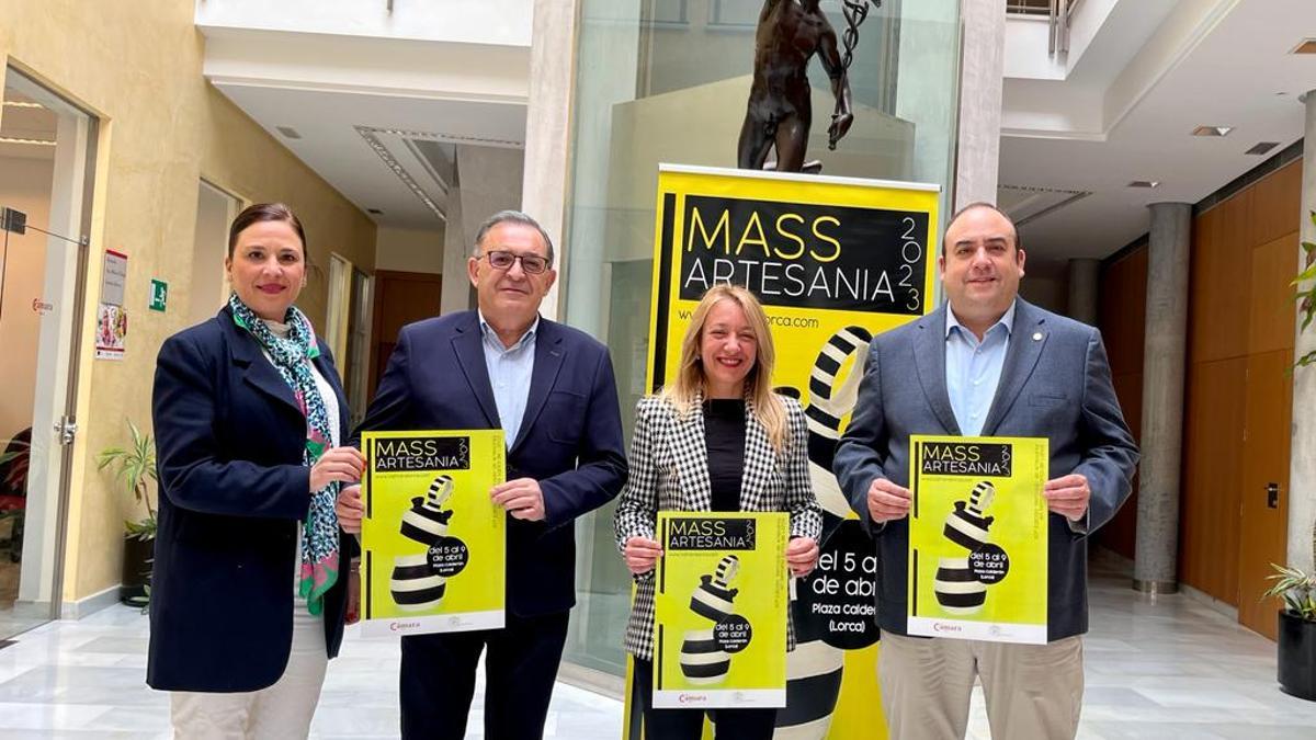 Ana Isabel Sánchez, Gregorio González, María Ángeles Mazuecos y Juan Francisco Gómez, con el cartel de la muestra.