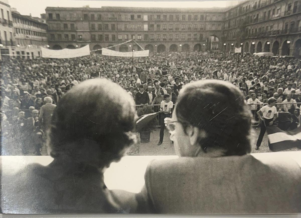 Alfonso Guerra, en un mitin del PSOE en la plaza de la Corredera.