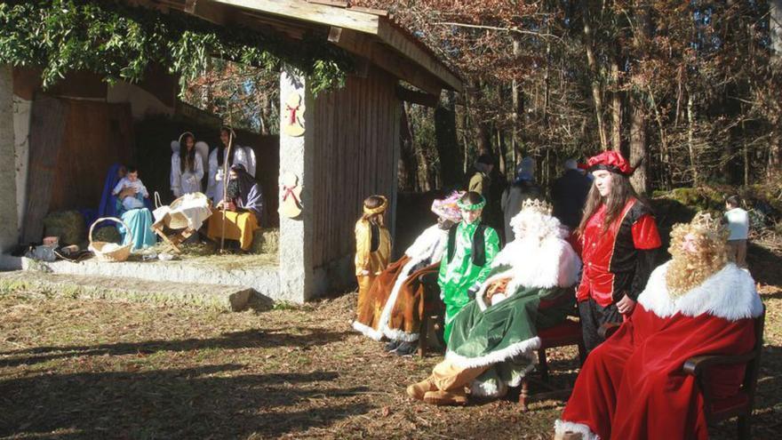 Casi un centenar de vecinos recrearon el Nacimiento en el tradicional belén de Dacón