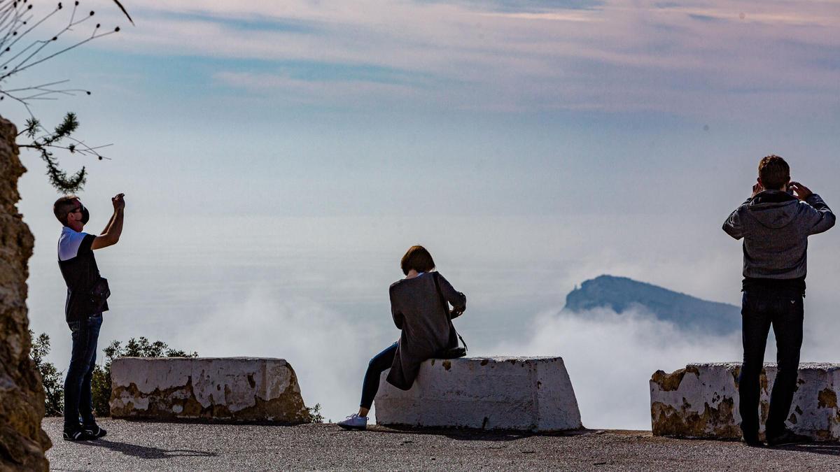 La niebla devora los rascacielos de Benidorm