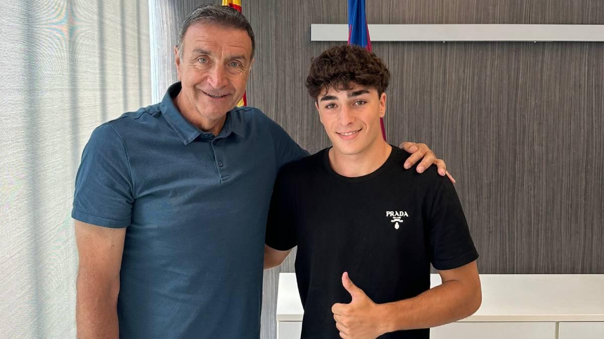 Jan Virgili, junto con Alexanco en la firma de su contrato este lunes