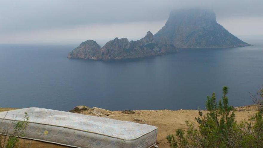 Un colchón abandonado en el mirador del islote de es Vedrà.