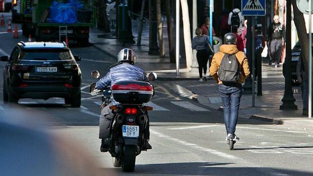 Un usuario de patinete eléctrico circula por una céntrica calle de Alicante, recientemente.  |