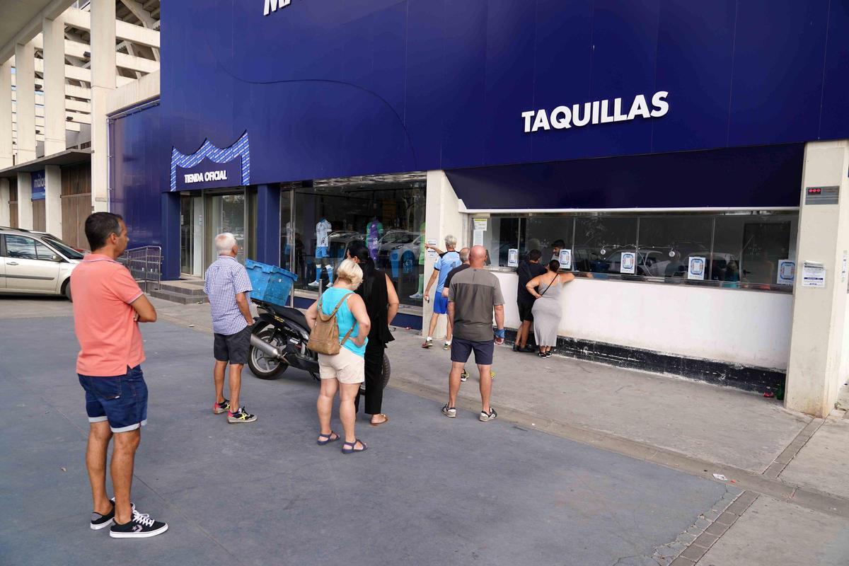 Varias aficionados hacen colas para comprar las entradas del Málaga CF-Linares.