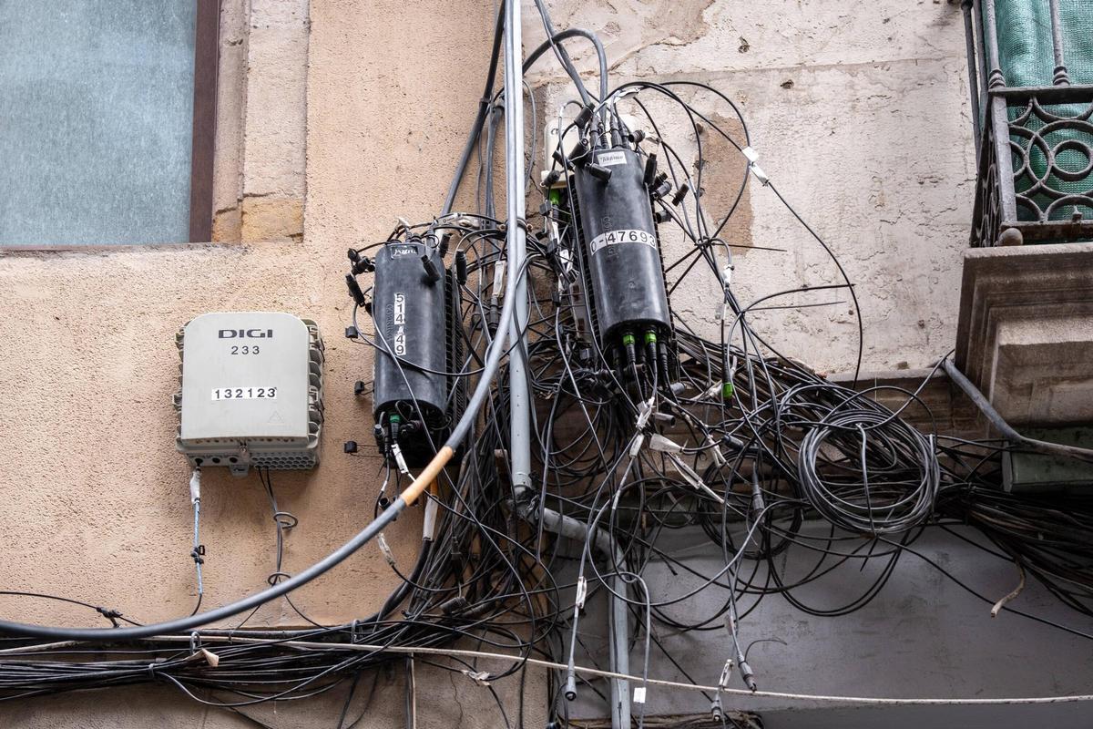 Barcelona trata de poner fin a las marañas de cables en las fachadas