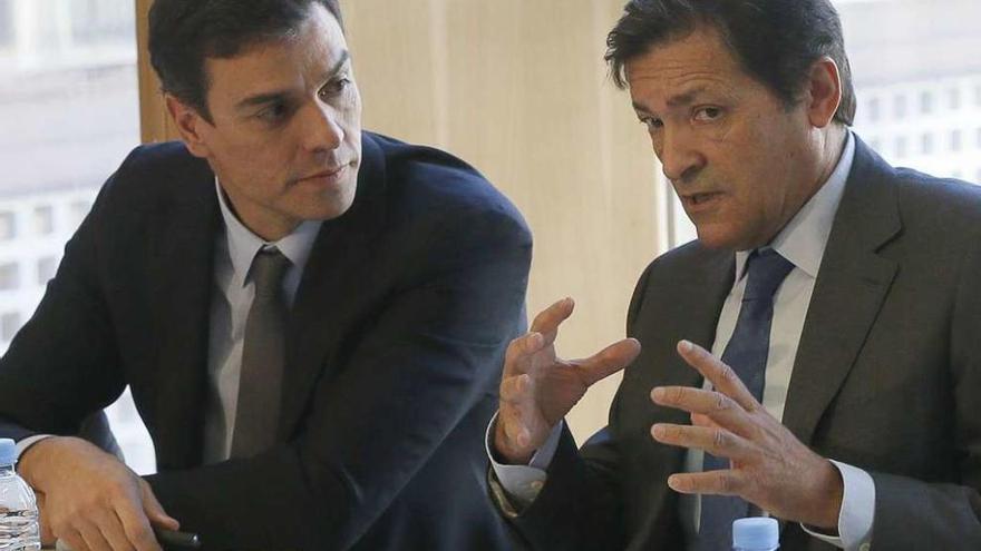 Pedro Sánchez atiende las explicaciones de Javier Fernández en un encuentro pasado. // F.A.