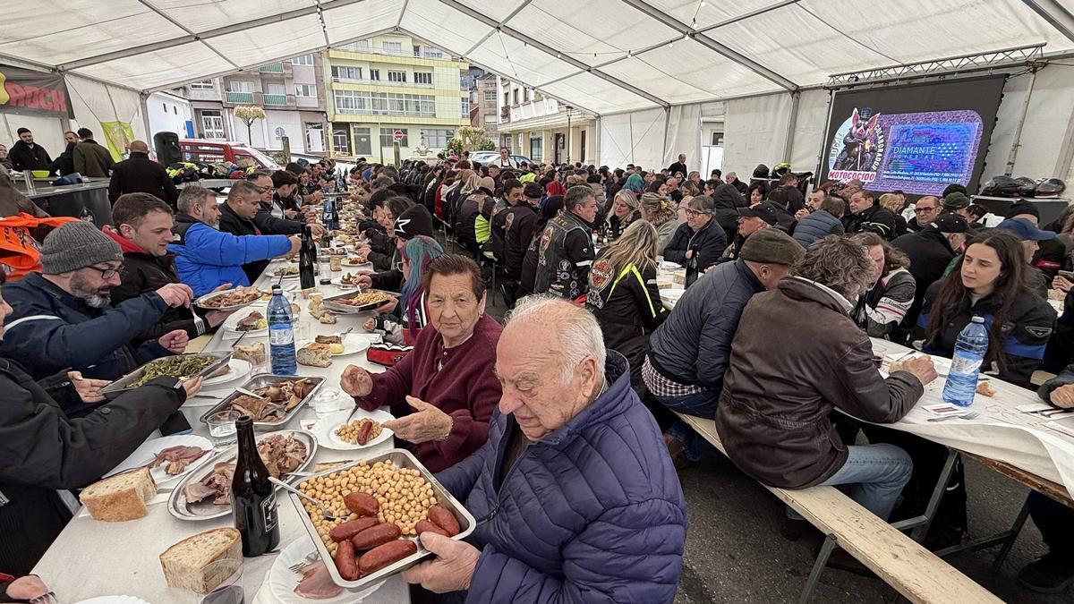 Comensales bajo la carpa del campo ferial.